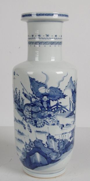null CHINE, Fin XIXe - XXe siècle Vase rouleau en porcelaine bleu-blanc, à décor...