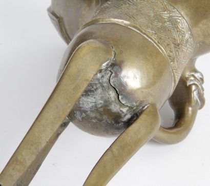 null CHINE, Fin XIXe siècle Vase tripode en bronze de patine claire en forme de Jue...