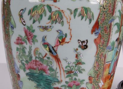null CHINE, CANTON, Fin XIXe siècle Paire de vases en porcelaine et émaux de la famille...