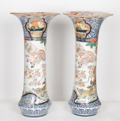 null FRANCE, SAMSON, Fin XIXe siècle Paire de vases cornets en porcelaine, à décor...