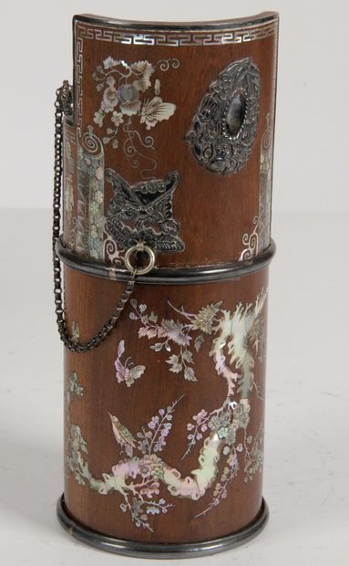 null VIÊT NAM, vers 1900 Pipe à eau en bois de rose et métal argenté à décor incrusté...