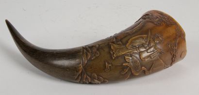  CHINE, Fin XIXe - début XXe siècle Corne de buffle à décor sculpté en léger relief...