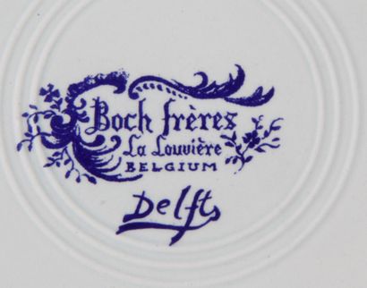null BOCH FRÈRE À LA LOUVIÈRE : Paire de plats dans le goût de Delft, à décor de...