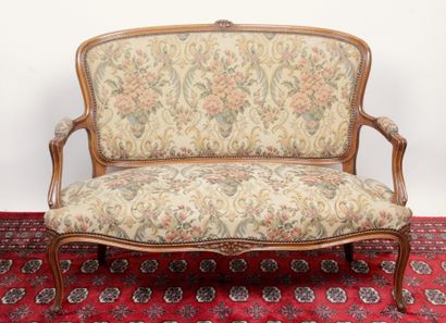 null SOFA WITH CABRIOLET BACK IN THE LOUIS XV STYLE. In natural wood molded and carved...