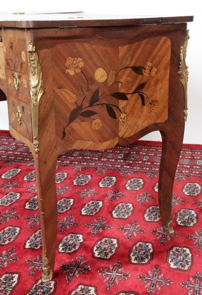 null LARGE COIFFEUSE WITH GALVED BODY and all faces, made of veneer and marquetry...