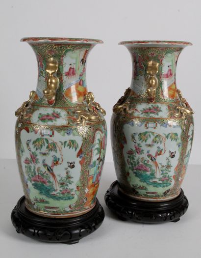  CHINE, CANTON, Fin XIXe siècle Paire de vases en porcelaine et émaux de la famille...