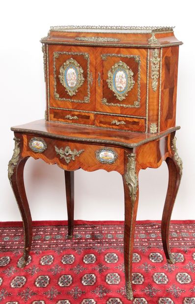 null BONHEUR DU JOUR of Louis XV style in wood veneer with foliage and porcelain...