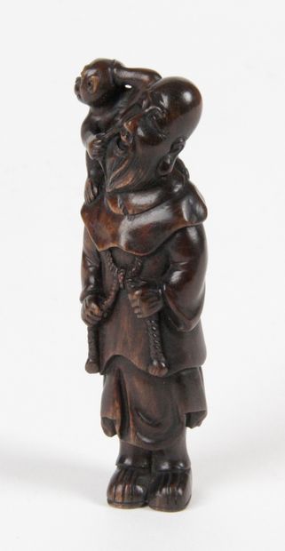 null JAPON, Fin XIXe – Début XXe siècle Un netsuke en bois, figurant un sarumawashi,...