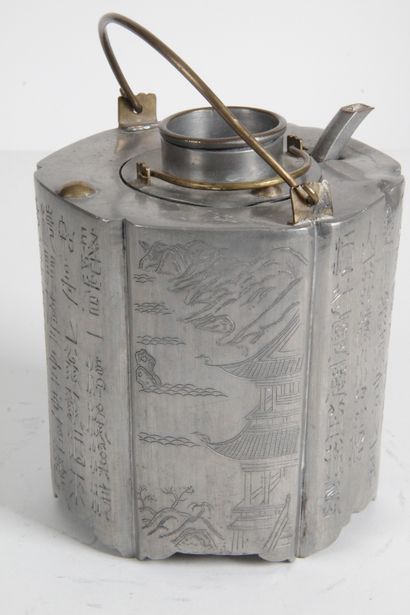  CHINE, vers 1900 Récipient contenant une petite théière en étain à paroi verticale...
