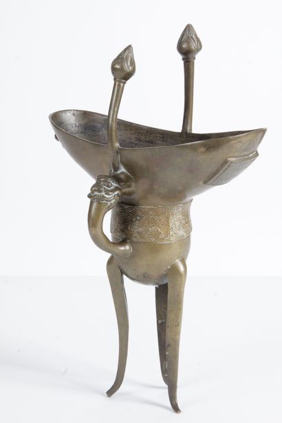 CHINE, Fin XIXe siècle Vase tripode en bronze...