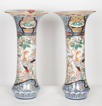  FRANCE, SAMSON, Fin XIXe siècle Paire de vases cornets en porcelaine, à décor polychrome...