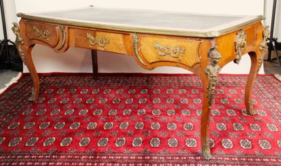 null LARGE REGENCE STYLE FLAT DESK, veneered and richly decorated with gilt bronze...