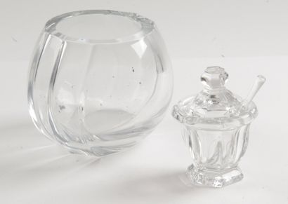 null BACCARAT : Vase en cristal à panse arrondie à quatre pans coupés. Signé Baccarat...