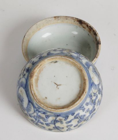 null CHINE, XIXe – Début XXe siècle Une boite en porcelaine bleu-blanc à décor de...