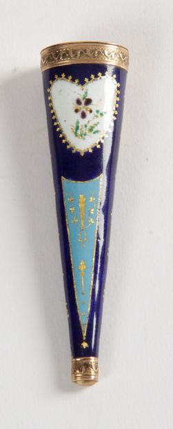 null PETIT ÉTUI À CISEAUX de forme conique en émail bleu de Sèvres à décor de rinceaux...