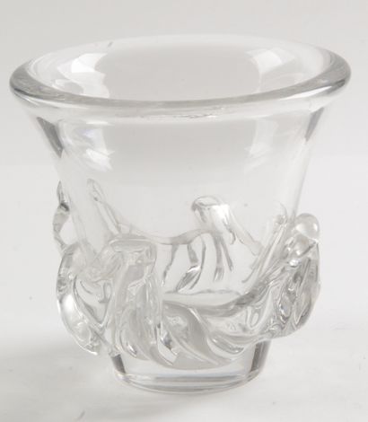 null DAUM : Vase en cristal moulé. Marque Daum France. H. 16 x Diam. 17 cm