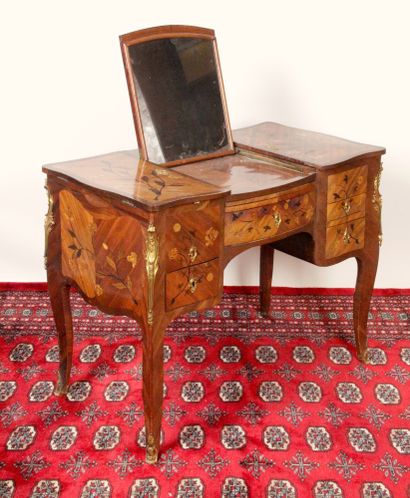 null LARGE COIFFEUSE WITH GALVED BODY and all faces, made of veneer and marquetry...