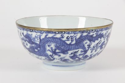 null CHINE POUR LE VIETNAM, XVIIIe-XIXe siècle Bol en porcelaine bleu-blanc dite...