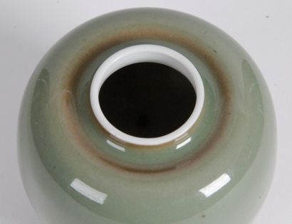 null CHINE, Fin du XXe siècle Petit vase globulaire en porcelaine émaillée vert olive...