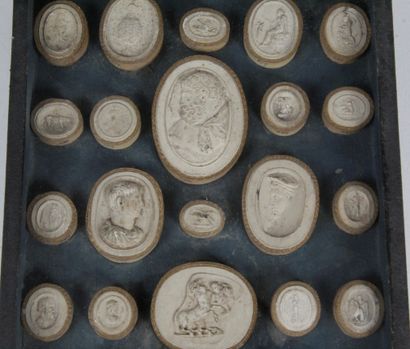 null COLLECTION DE 61 MÉDAILLONS, en plâtre, façon camée à décor à l’antique. Certains...