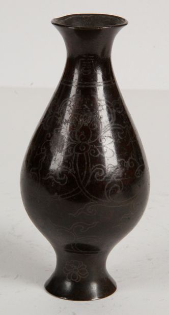 null CHINE, XVIIe siècle Petit vase piriforme en bronze de patine brune, à décor...