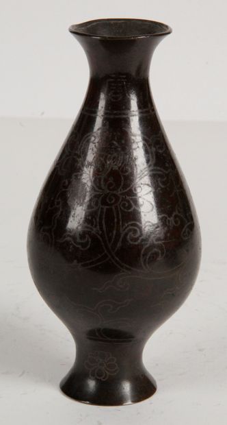 null CHINA, 17th century Small bronze piriform vase with brown patina, decorated...