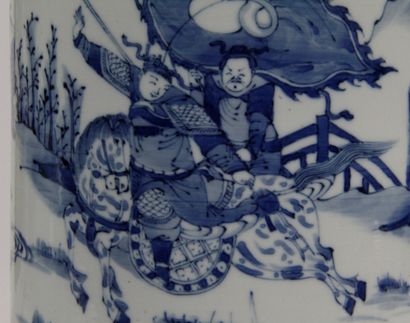  CHINE, Fin XIXe - XXe siècle Vase rouleau en porcelaine bleu-blanc, à décor de scènes...