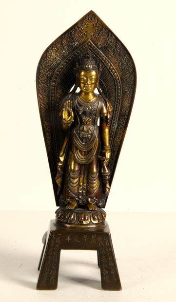  CHINE, XXe siècle Sujet en bronze partiellement doré, représentant Guanyin-Avalokiteshvara...