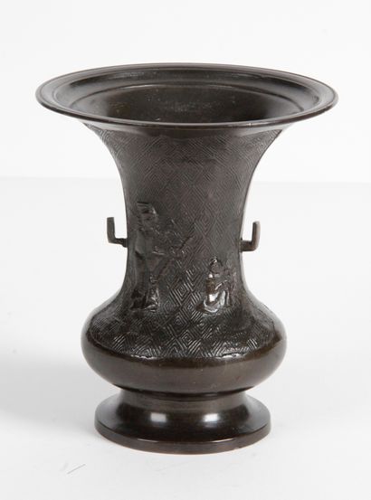 null JAPON, XIXe siècle Petit vase en bronze de patine brune à panse basse et large...