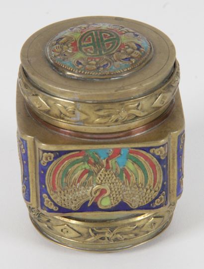 null CHINE, Fin XIXe siècle Boite pour l’opium, en cuivre et émaux à décor de grues...