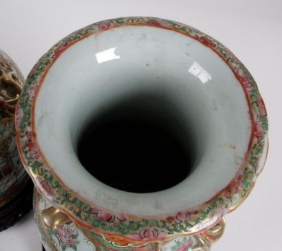 CHINE, CANTON, Fin XIXe siècle Paire de vases en porcelaine et émaux de la famille...