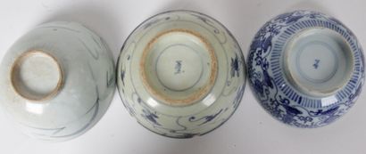 null CHINE ET VIÊT NAM, XVIIe à XIXe siècle Lot de cinq bols, dont trois en céramique...