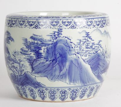 JAPON, XXe siècle Hibashi en porcelaine bleu-blanc,...