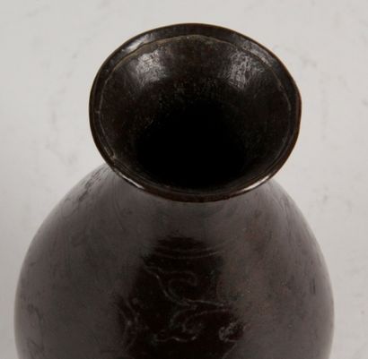 null CHINE, XVIIe siècle Petit vase piriforme en bronze de patine brune, à décor...