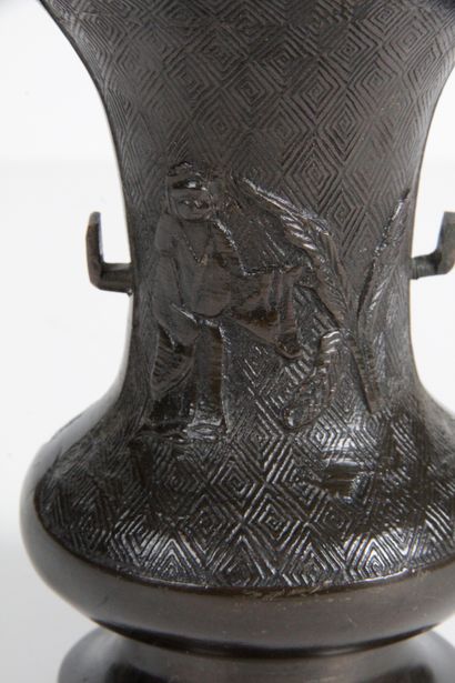null JAPON, XIXe siècle Petit vase en bronze de patine brune à panse basse et large...