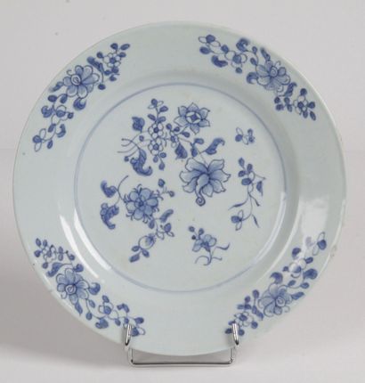 null CHINE, Xxe siècle, assiette en porcelaine bleu blanc, à décor de fleurs et feuillages...