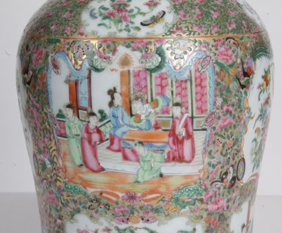 null CHINE, CANTON, Fin XIXe siècle Vase balustre en porcelaine et émaux de style...