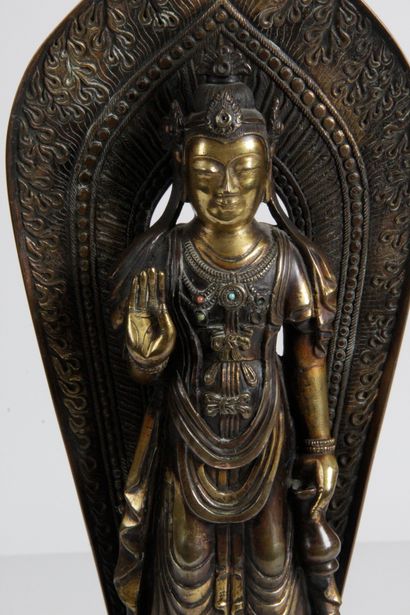 null CHINE, XXe siècle Sujet en bronze partiellement doré, représentant Guanyin-Avalokiteshvara...
