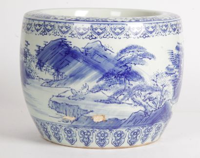 null JAPON, XXe siècle Hibashi en porcelaine bleu-blanc, à décor de paysage lacustre...