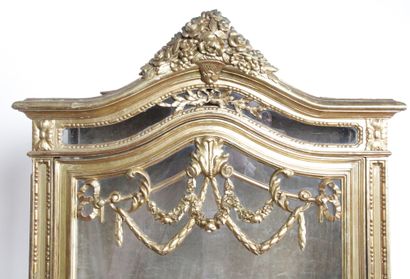  VITRINE de style Louis XVI en bois doré, mouluré et sculpté d’un panier fleuri et...
