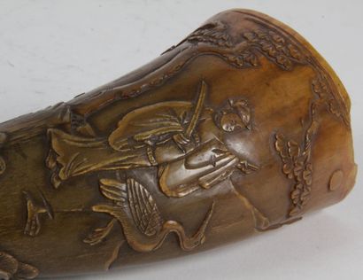  CHINE, Fin XIXe - début XXe siècle Corne de buffle à décor sculpté en léger relief...