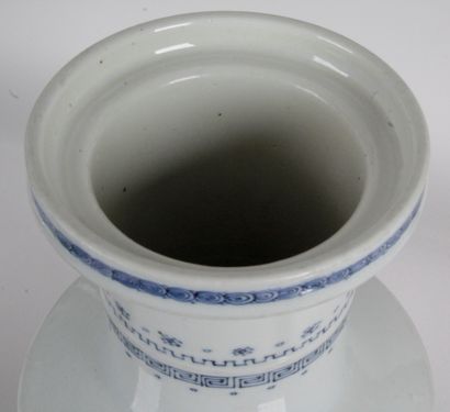 null CHINE, Fin XIXe - XXe siècle Vase rouleau en porcelaine bleu-blanc, à décor...