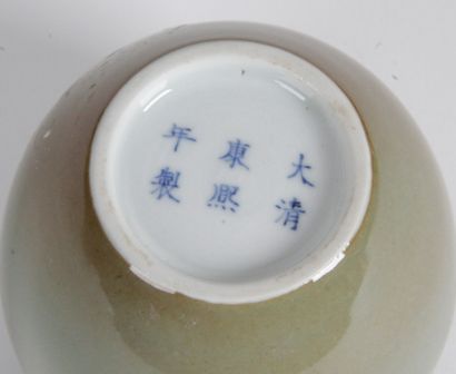 null CHINE, Fin du XXe siècle Petit vase globulaire en porcelaine émaillée vert olive...