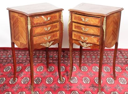 null PAIR OF CHEVETS OF LOUIS XV STYLE, in wood veneer. It opens to three drawers...