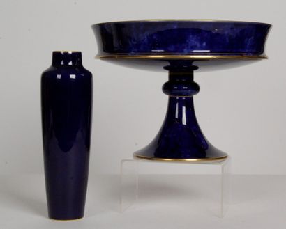 null SÈVRES : Une coupe de forme ronde sur piédouche et un vase en bleu de four,...