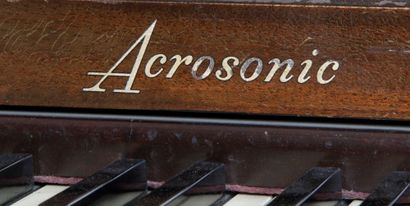 null PIANO DROIT, de marque « ACROSONIC », caisse en acajou. Travail américain du...