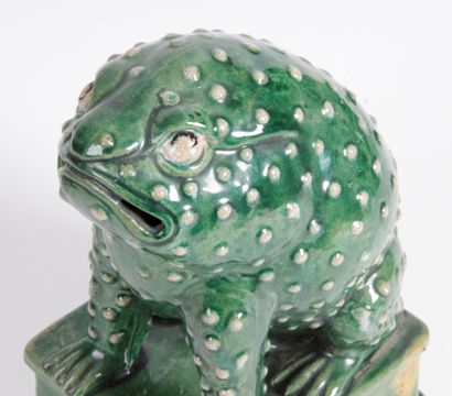null CHINE, XXe siècle Sujet en céramique émaillé vert et ocre, représentant un crapaud...