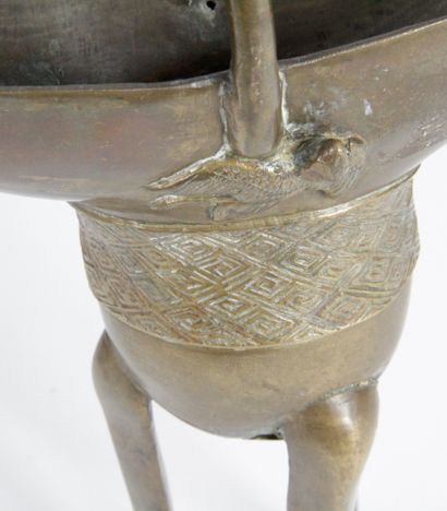null CHINE, Fin XIXe siècle Vase tripode en bronze de patine claire en forme de Jue...