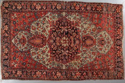 null SAROUK RUG (Iran, early 20th century), decorated with a central medallion of...