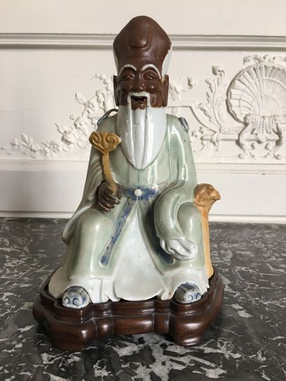  CHINE Figurine en porcelaine représentant Shoulao tenant un sceptre lingzhi dans...